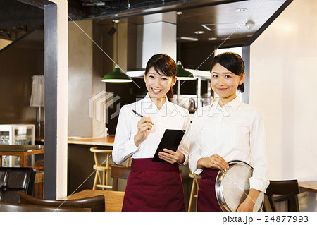 カフェ レストラン ウエイトレス 女性 人物 笑顔 カフェテリア ウェイトレス アルバイト カフェ レストラン ウエイトレス 女性 人物 笑顔 カフェテリア ウェイトレス アルバイト 24877993