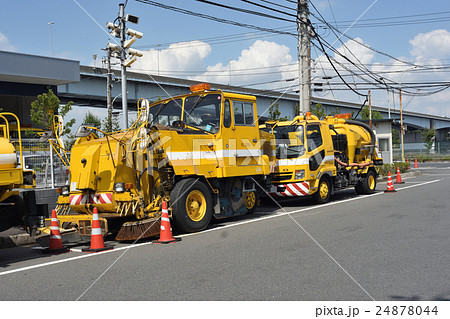 道路維持作業車 ロードスイーパーと散水車の写真素材