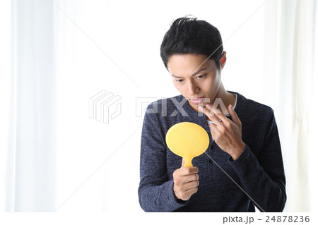 鏡を見る若い男性 鏡を見る若い男性 24878236