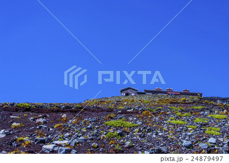 青空と富士山山小屋 青空と富士山山小屋 24879497