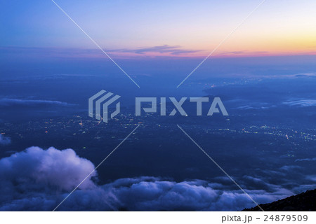 駿河湾と富士宮、富士市、静岡市の夜景 24879509