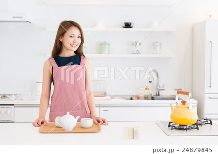 お茶を入れる女性 24879845