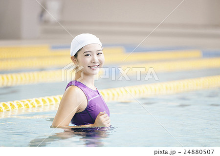 プールで運動する女性 24880507