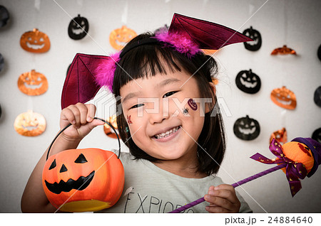ハロウィンの女の子 24884640