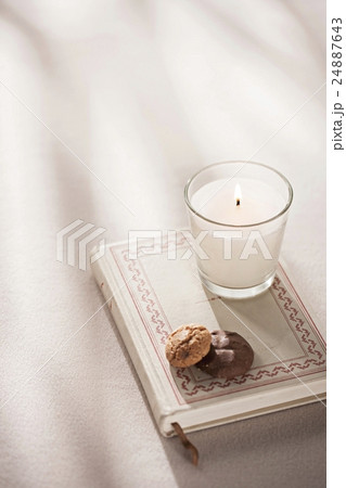 ゆったり　読書　ティータイム 24887643