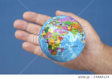 手に乗った地球 24888124
