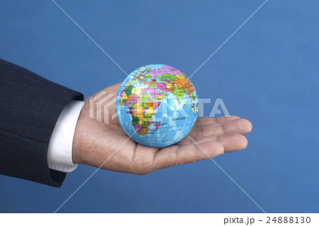 手に乗った地球 24888130