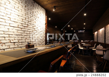 お洒落な洋風居酒屋の店内 お洒落な洋風居酒屋の店内 24888202