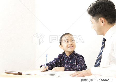 勉強する女の子と先生 学習塾 塾 小学校 教師 講師 小学生 勉強する女の子と先生 学習塾 塾 小学校 教師 講師 小学生 24888211