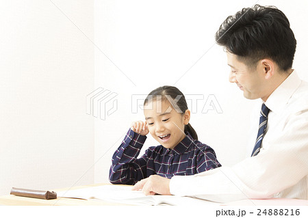 勉強する女の子と先生　学習塾　塾　小学校　教師　講師　小学生 24888216