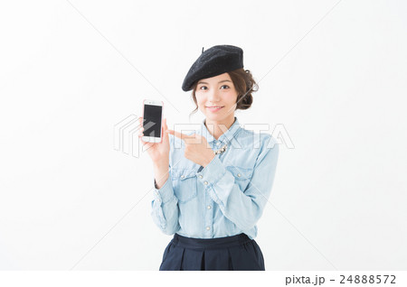 ベレー帽の女性（白背景　携帯電話） 24888572
