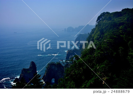 東北・三陸河岸・北山崎展望台・第一展望台より矢越岬を望む（２） 24888679