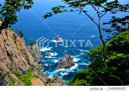 東北 三陸河岸 北山崎展望台 第二展望台へ向かう遊歩道から見下ろす断崖絶壁と白波が立つ青い海 ３ の写真素材 2486