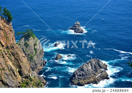 東北・三陸河岸・北山崎展望台・第二展望台へ向かう遊歩道から見下ろす断崖絶壁と白波が立つ青い海（４） 24888684