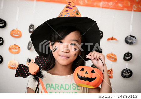 ハロウィンの女の子 24889115