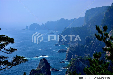 東北・三陸河岸・北山崎・第二展望台より・やませに煙る海岸線と矢越岬（１） 24889440