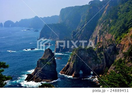 東北・三陸河岸・北山崎・第二展望台より・断崖絶壁が続く美しい海岸線（１） 24889451