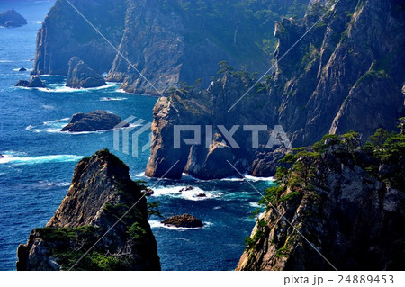 東北・三陸河岸・北山崎・第二展望台より・奇岩と断崖が織りなす美しい海岸線（１） 24889453