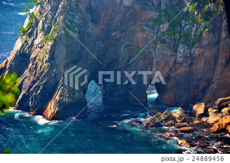 東北・三陸河岸・北山崎・第二展望台より見下ろす洞門とエメラルド色の海（１） 24889456