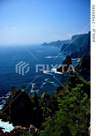 東北・三陸河岸・北山崎・第二展望台より・奇岩と断崖が織りなす美しい海岸線（縦２） 24889480