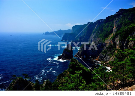 東北・三陸河岸・北山崎・第二展望台より・青空、青い海、果てしなく続く断崖の海岸美（４） 24889481