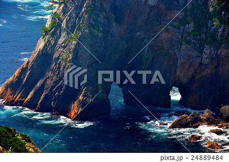 東北・三陸河岸・北山崎・第二展望台より見下ろす洞門とエメラルド色の海（５） 24889484