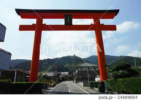 石鎚神社・口之宮本社 朱の大鳥居 石鎚神社・口之宮本社 朱の大鳥居 24889664