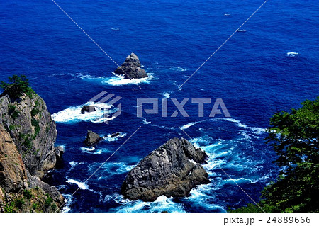 東北・三陸河岸・北山崎・第二展望台より見下ろす青い海と断崖絶壁（２） 24889666