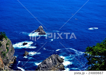 東北・三陸河岸・北山崎・第二展望台より見下ろす青い海と断崖絶壁（３） 24889667