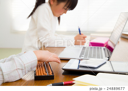 女の子　少女　小学生　宿題　勉強　学習　手元　パーツ 24889677