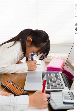 女の子 少女 小学生 宿題 勉強 学習 手元 パーツ 女の子 少女 小学生 宿題 勉強 学習 手元 パーツ 24889680