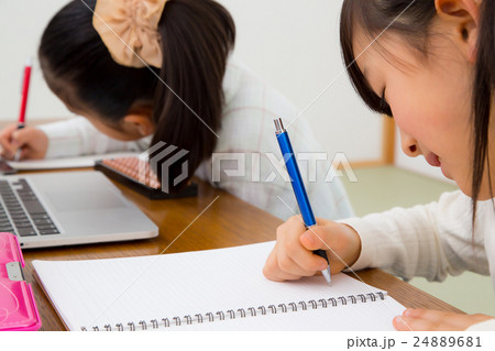 女の子 少女 小学生 宿題 勉強 学習 手元 パーツ 女の子 少女 小学生 宿題 勉強 学習 手元 パーツ 24889681