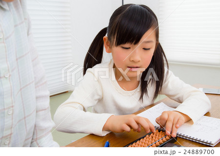 女の子 少女 小学生 宿題 勉強 学習 手元 パーツ 女の子 少女 小学生 宿題 勉強 学習 手元 パーツ 24889700