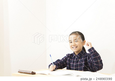 勉強している女の子　勉強する小学生　 24890390