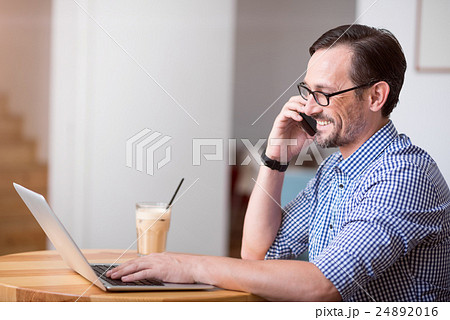 Handsome man talking per phone 24892016