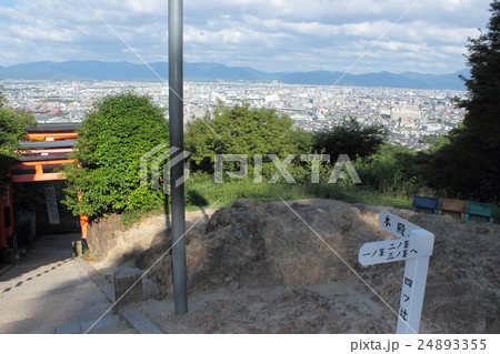 京都 伏見稲荷大社 四ツ辻の写真素材