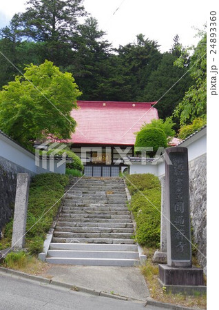 信州 伊那の寺院 円通寺 参道の石段 本堂を望む 縦 信州 伊那の寺院 円通寺 参道の石段 本堂を望む 縦 24893360