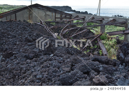三宅島 溶岩に埋もれた学校(阿古小中学校) 三宅島 溶岩に埋もれた学校(阿古小中学校) 24894456