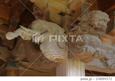 信州 安曇野 生坂村の日置神社金毘羅社 安曇野名工 立川豊八の手になる精緻な彫刻の本殿 獏の彫刻 横 信州 安曇野 生坂村の日置神社金毘羅社 安曇野名工 立川豊八の手になる精緻な彫刻の本殿 獏の彫刻 横 24894572