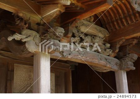 信州　安曇野　生坂村の日置神社金毘羅社　安曇野名工　立川豊八の手になる精緻な彫刻の本殿　向拝の彫刻 24894573
