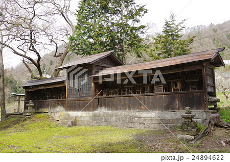 信州　安曇野　生坂村の日置神社金毘羅社　境内社全景右俯瞰　名工　立川豊八の本殿がある神社 24894622