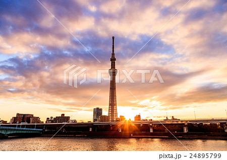 朝焼けに佇む東京スカイツリーの写真素材