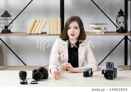 Blogger reasoning about photo equipment 24902605