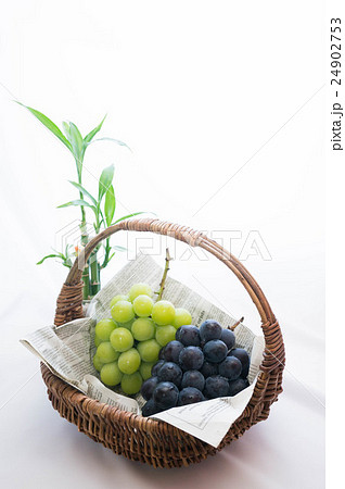 カゴに入ったぶどうの写真素材 [24902753] - PIXTA 