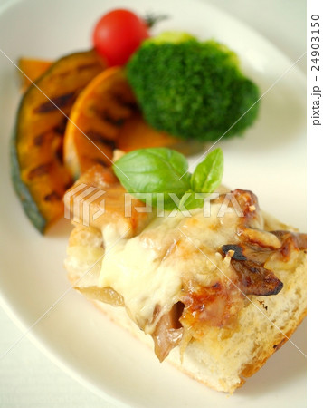 照り焼きチキンのバゲットピザと温野菜 (縦位置ハイアングル) 照り焼きチキンのバゲットピザと温野菜 (縦位置ハイアングル) 24903150