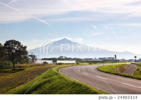 津軽平野と岩木山 24903314