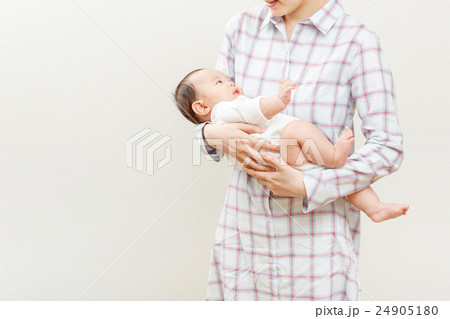 母親 赤ちゃん 24905180