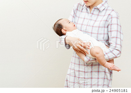 母親 赤ちゃん 24905181