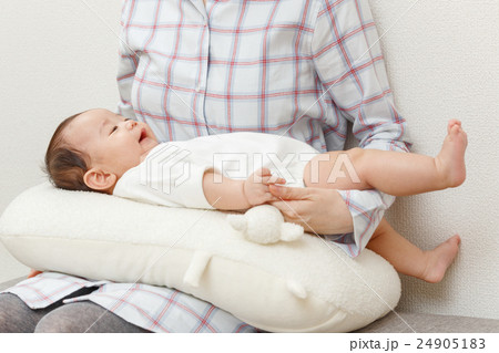 母親 赤ちゃん 24905183