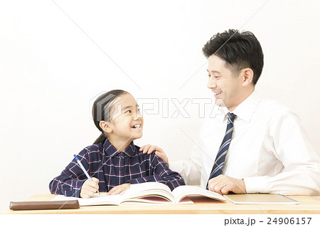 勉強する女の子と先生 学習塾 塾 小学校 教師 講師 小学生 勉強する女の子と先生 学習塾 塾 小学校 教師 講師 小学生 24906157